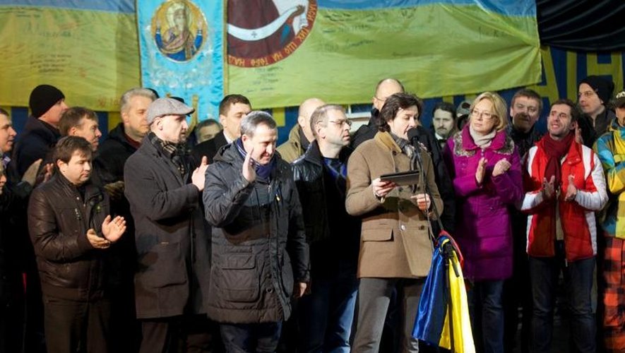 Le conseil de Maïdan dévoile les noms des membres du nouveau gouvernement ukrainien, sur la place de l'Indépendance à Kiev, le 26 février 2014