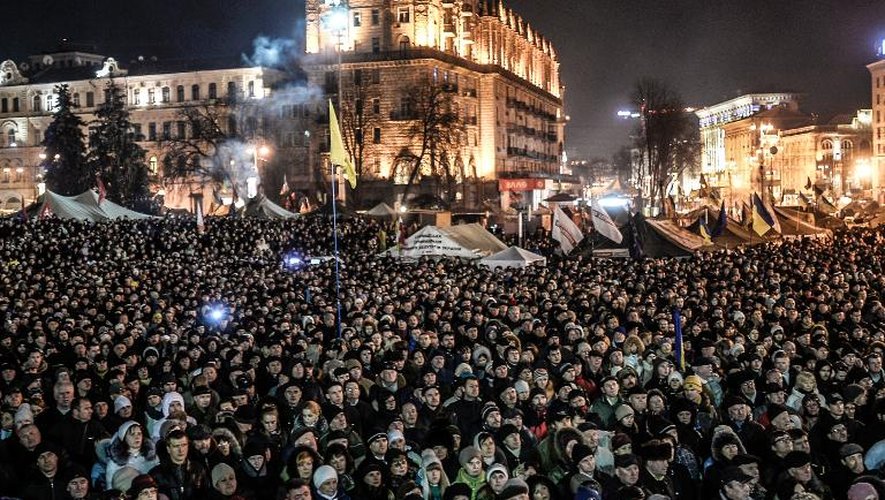 Des milliers de personnes rassemblées place de l'Indépendance pour l'annonce du nouveau gouvernement, le 26 février 2014 à KIev