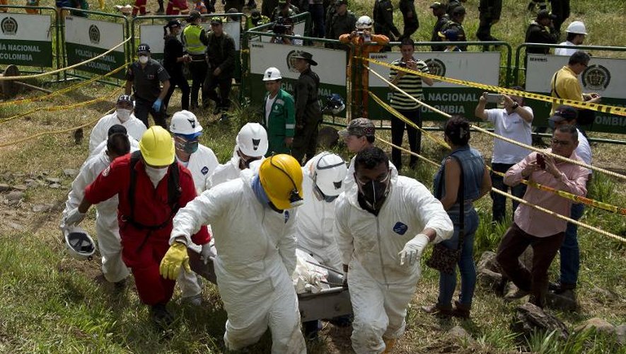 Les secours retirent des corps de mineurs ensevelis dans l'effondrement d'une mine d'or artisanale à l'ouest de la Colombie, le 15 mai 2015