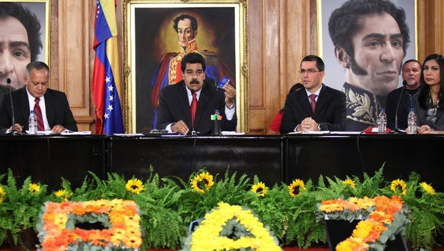 Le président vénézuélien Nicolas Maduro ouvre un "dialogue national" au palais présidentiel de Miraflores, le 26 février 2014 à Caracas