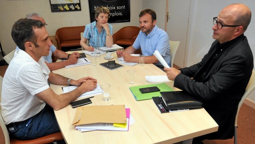 Le président d’Aveyron Expansion, Arnaud Viala, et son directeur, Hubert Calmettes, lors d’une réunion de travail avec quelques collaborateurs de l’équipe de l’agence de développement économique.