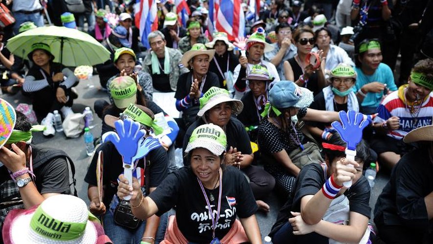 Manifestation contre le gouvernement thaïlandais devant le siège de la police nationale, le 26 février 2014 à Bangkok