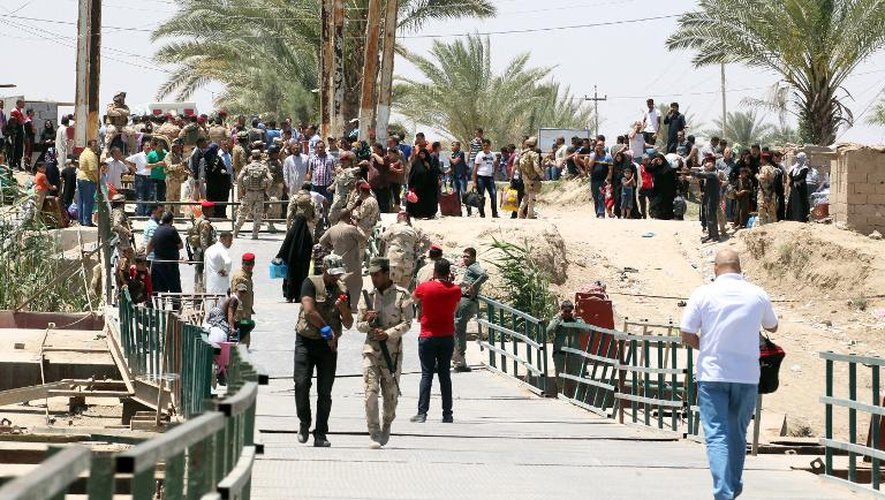 Des habitants de Ramadi fuyant devant l'avancée du groupe Etat islamique, le 16 mai 2015 près de Bagdad