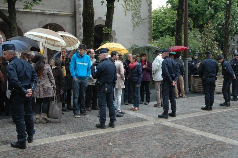 Un groupe de manifestants contre le mariage homo est bloqué par les CRS à Rodez alors qu'une délégation est reçue en préfecture.