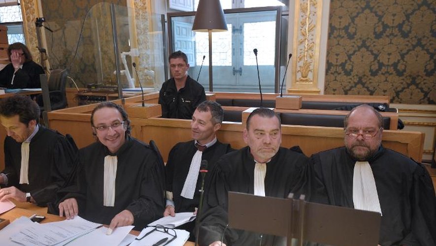 Daniel Legrand dans le box des accusés derrière ses avocats Julien Delarue, Eric Dupond-Moretti et Frank Berton le 19 mai 2015 au palais de justice de Rennes