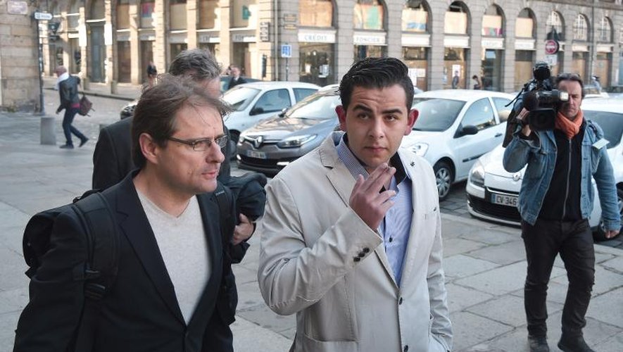 Jonathan Delay (D) et son avocat Patrice Reviron à leur arrivée le 19 mai 2015 au palais de justice de Rennes