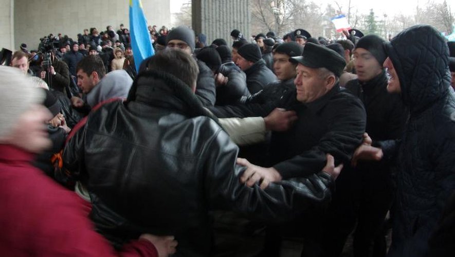 Heurts entre manifestants pro-européens et manifestants pro-russes devant le Parlement de Crimée, le 26 février 2014 à Semfiropol