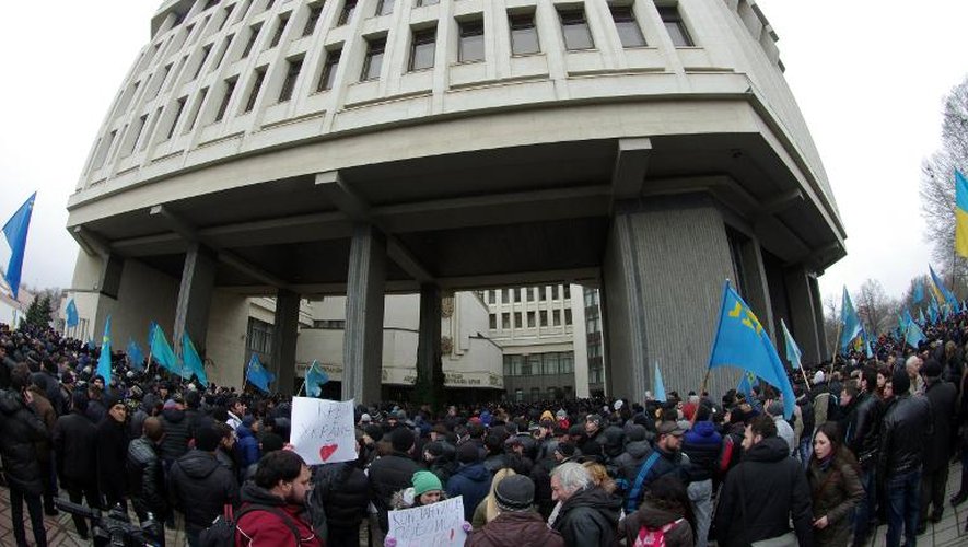 Des manifestants pro-ukrainiens devant le Parlement de Crimée à Semfiropol, le 26 février 2014