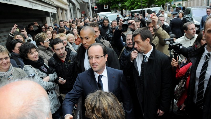 Dernier bain de foule jeudi matin à Rodez. François Hollande poursuit son déplacement à Castres.