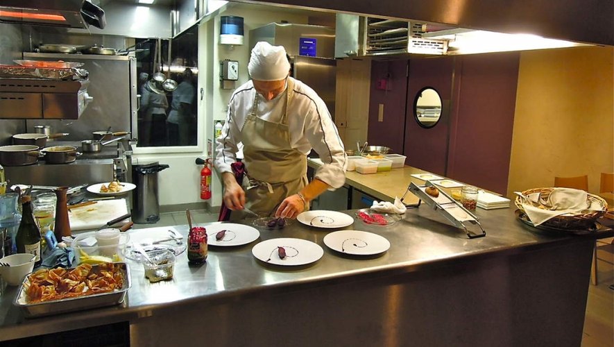Sylvain Joffre dans ses cuisines ouvertes du restaurant En pleine nature.
