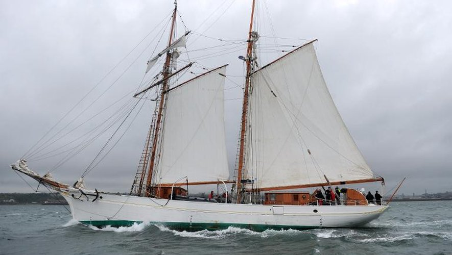 L’Étoile, une goélette de la Marine, quitte le port de Brest le 18 mai 2015 pour un périple de trois mois au-delà du cercle polaire
