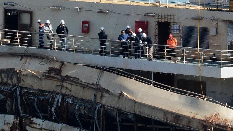 Le commandant du Costa Concordia, Francesco Schettino (c, sans casque) est remonté à bord de son navire, le 27 février 2014 dans le port du Giglio