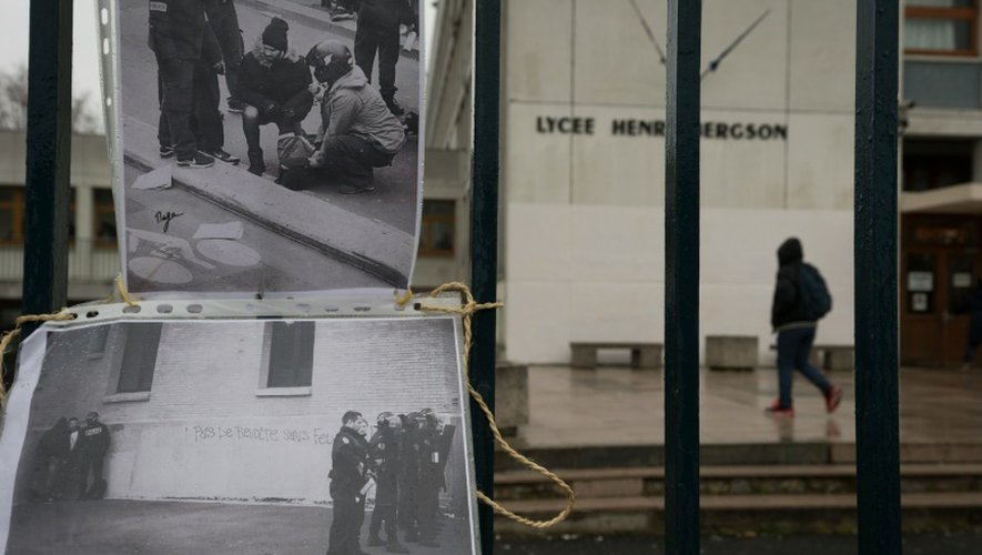 Des photos  accrochées le 25 mars 2016 à la grille du lycée Henri Bergson à Paris près duquel un lycéen de 15 ans a reçu des coups en marge des manifestations