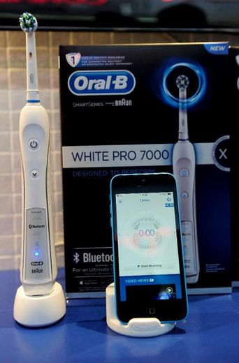 Oral-B présente une brosse à dents connectée le 24 février 2014 au Congrès mondial du mobile à Barcelone