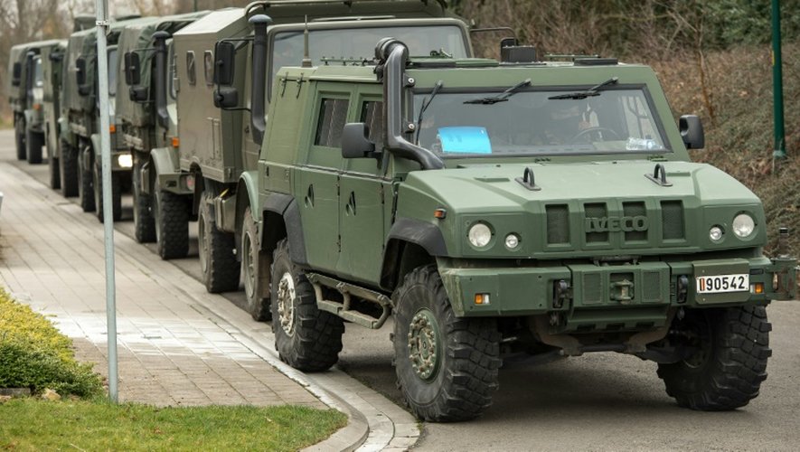 Des véhicules militaires présents lors d'une opération policière en lien avec Reda Kriket, un homme inculpé en France pour un projet d'attentat "imminent", le 31 mars 2016 à Courtrai, en Belgique