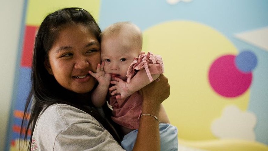 Pattaramon Chanbua, mère porteuse thaïlandaise, et son bébé Gammy, trisomique, à l'hôpital Samitivej dans la province de Chonburi en Thaïlande le 4 août 2014