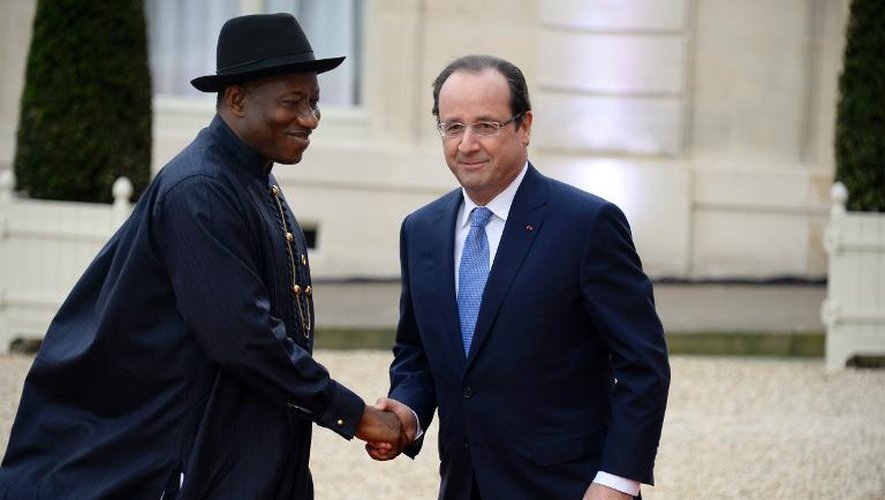 Le président François Hollande et son homologue du Nigeria, Goodluck Jonathan, le 6 décembre 2013 à l'Elysée, lors du sommet franco-africain sur la sécurité