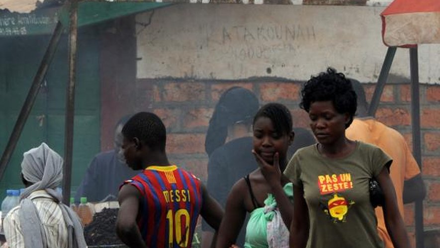 Des habitants dans le  quartier PK5 de Bangui, le 27 février 2014
