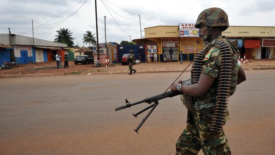 Un soldat burundais de la force africaine Misca patrouille dans les rues du quartier PK-5 à Bangui le 27 février 2014