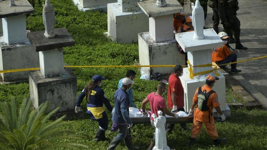 Des corps des victimes du glissement de terrain sont transportés au cimetière le 18 mai 2015 à Salgar en Colombie