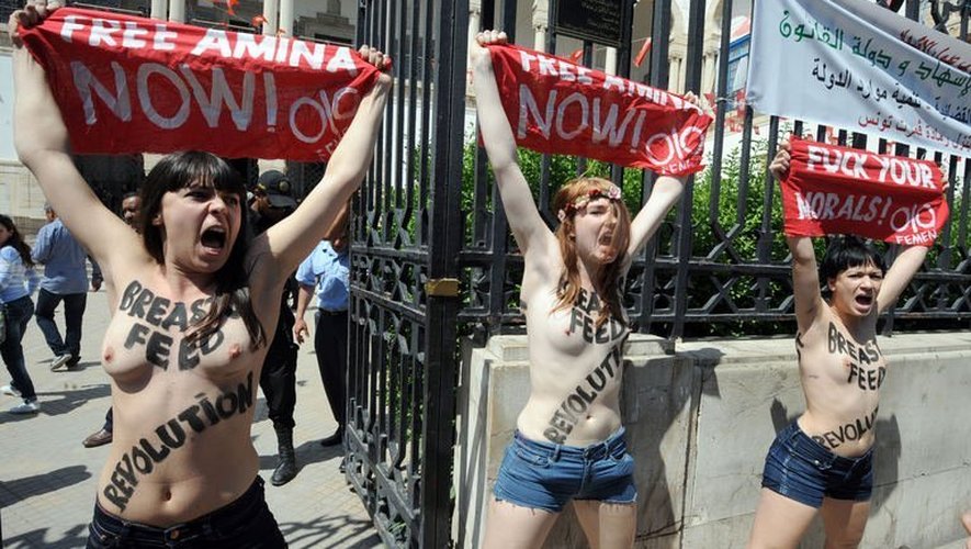Trois militantes Femen manifestent le 29 mai 2013 devant le Palais de justice de Tunis