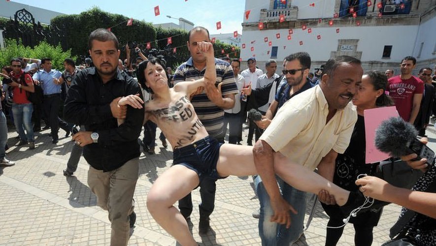 Les forces de sécurité interpellent l'une des militantes Femen, le 29 mai 2013 à Tunis