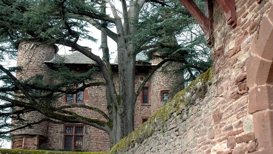 Derrière ses murs d’enceinte et son rideau d’arbres, la remarquable bâtisse des XVe et XVe siècles conserve une part de mystère.
