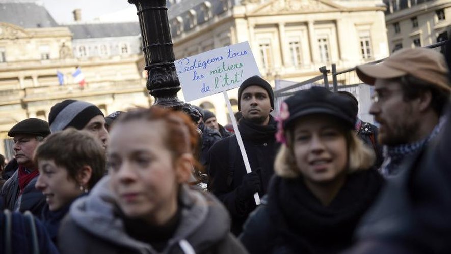 Des intermittents et intérimaires manifestent contre la suppression de leurs régimes et la réduction des droits des chômeurs, le 27 février 2014 à Paris