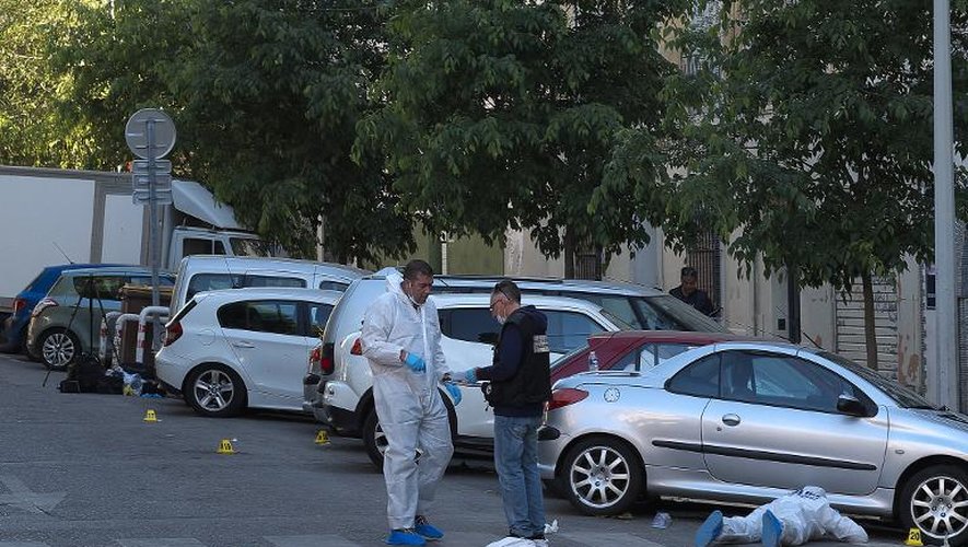 Des experts sur le lieu d'une fusillade le 16 mai 2015 à Marseille