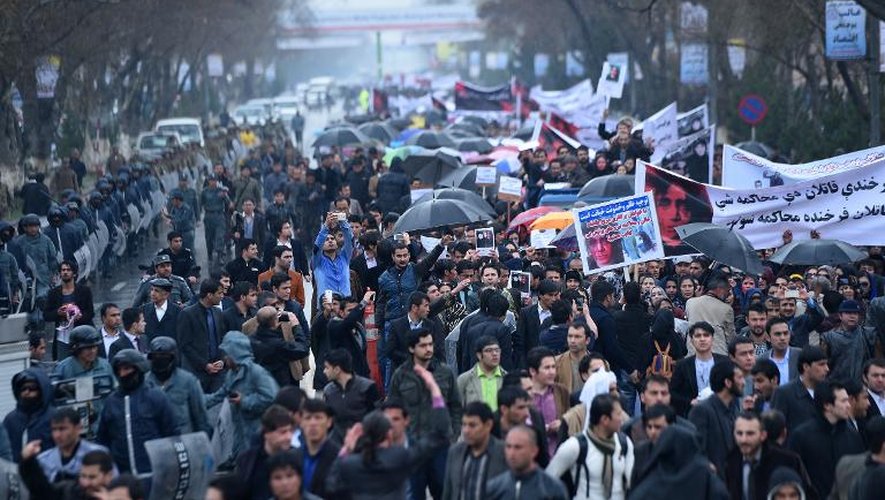 Plus d'un millier de manifestants protestent contre le meurtre de Farkhunda devant la Cour suprême à Kaboul le 24 mars 2015