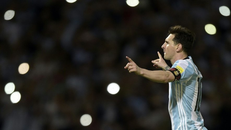 L'Argentin Lionel Messi célèbre un but face à la Bolivie lors du match des qualifications pour le Mondial-2018, le 29 mars 2016 à Cordoba
