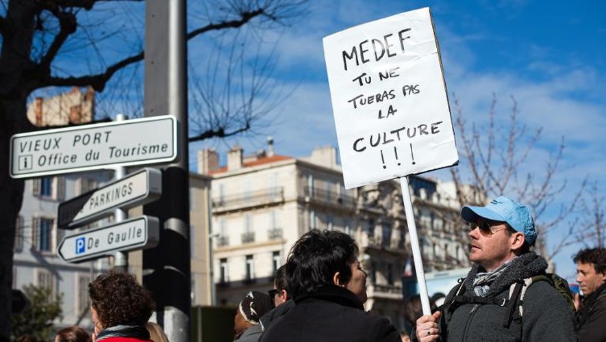 Des artistes manifestent devant les locaux du Medef, le 27 février 2014 à Marseille
