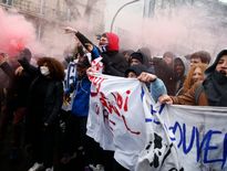 Jeunes contre la loi travail: lycées bloqués, défilés et quelques échauffourées