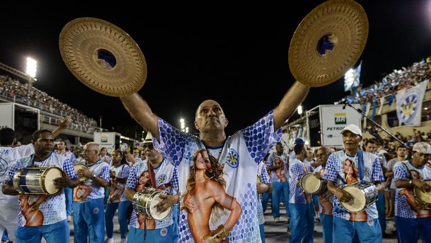 Des membres d'une école de samba lors des répétitions au Sambodrome de Rio le 23 février 2014