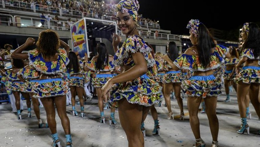 Des danseuses d'une école de samba répètent pour le défilé, au Sambodrome de Rio le 23 février 2014