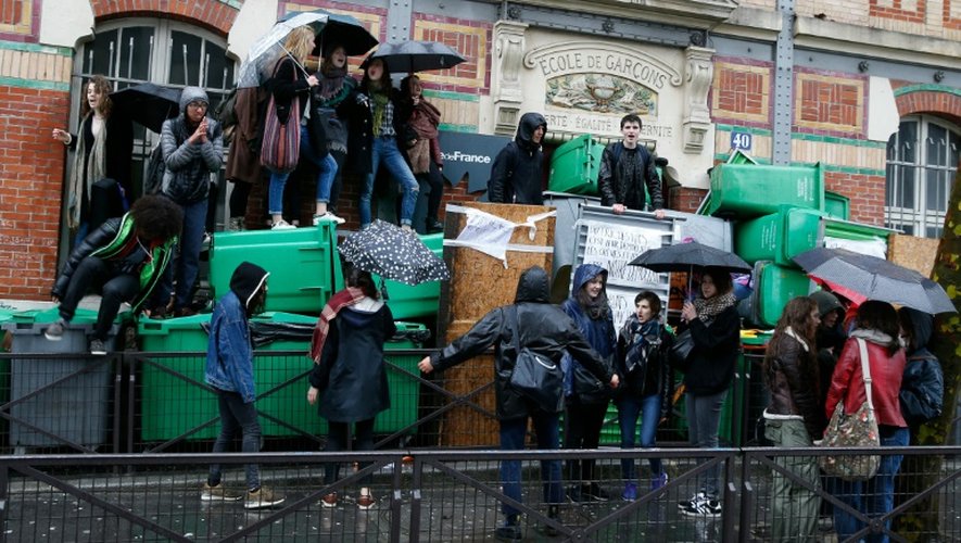 Le lycée Gerorges Brassens bloqué par des manifestants le 31 mars 2016 à Paris