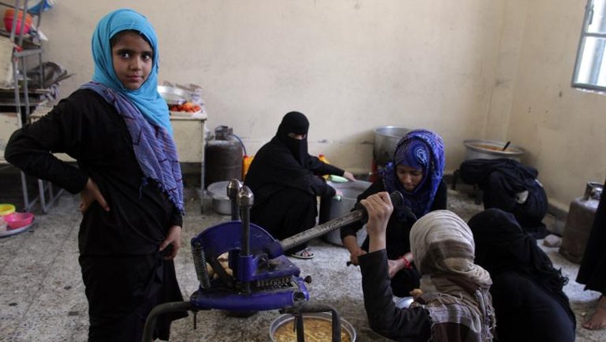 Des déplacées yéménites cuisinent dans une école transformé en refuge à Taëz, dans le sud du pays, le 18 mai 2015