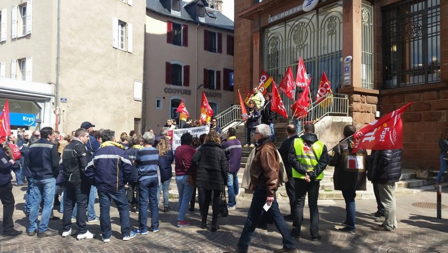 Peu avant 14 heures, les salariés de La Poste étaient réunis devant l'établissement à Rodez.