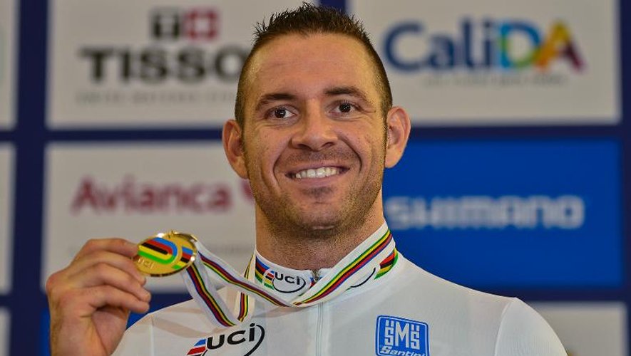 Francois Pervis sur le podium avec sa médaille d'or de keirin le 27 février 2014 à Cali