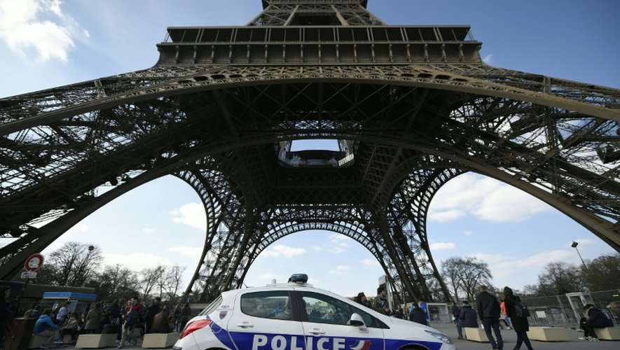 Une voiture de police devant la Tour Eiffel, le 22 mars 2016 à Paris