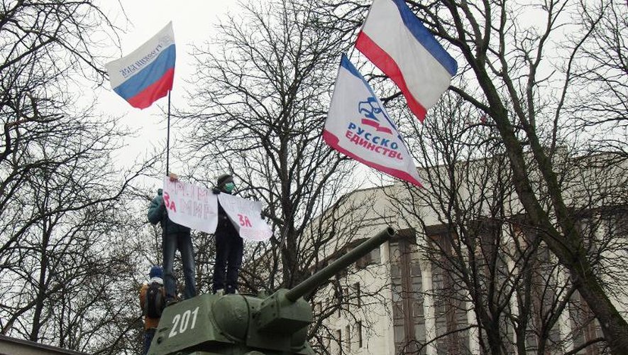 Des manifestants pro-russe devant le Parlement le 27 février 2014 à Simferopol