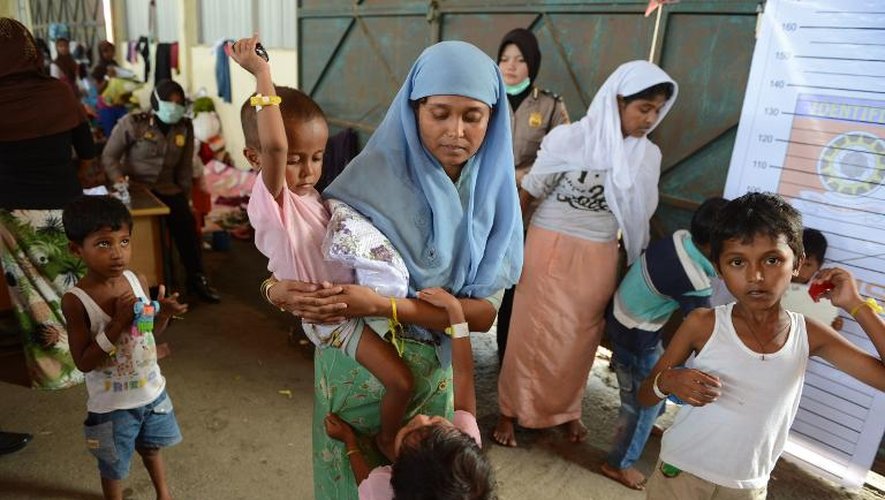 Asina Begum et son enfant le 18 mai 2015 dans le port de Langsa, dans la province indonésienne d'Aceh, où les rescapés ont été conduits