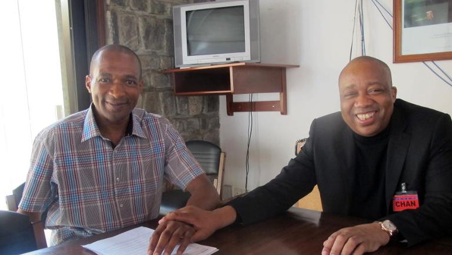 Thierry Atangana et son avocat Charles Tchoungang le 25 février 2014 à Yaoundé