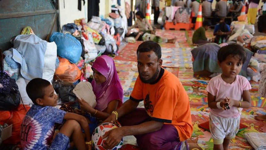 Mohammad Amih le 18 mai 2015 avec d'autres survivants  dans le port de Langsa dans la province d'Aceh, en Indonésie