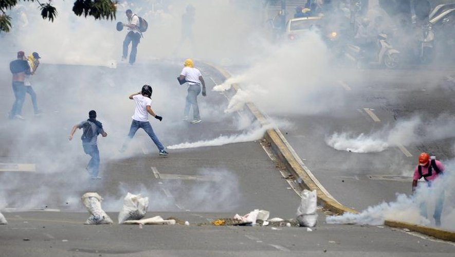 Des opposants au gouvernement de Nicolas Maduro lors d'affrontements avec la police, le 27 février 2014 à Caracas