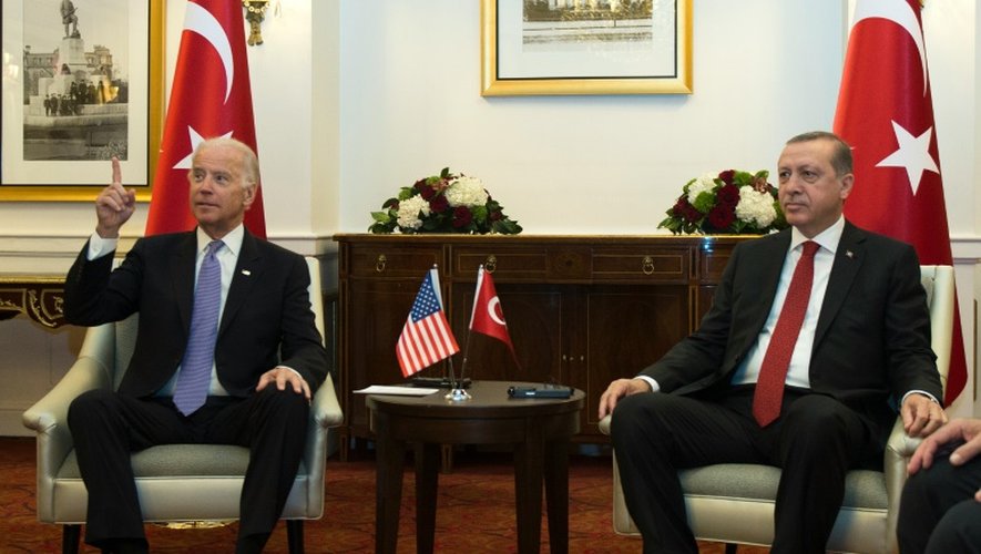 Le président turc Recep Tayyip Erdogan (d) avec le vice-président américain Joe Biden (g) en marge d'un sommet sur le nucléaire à Washington le 31 mars 2016