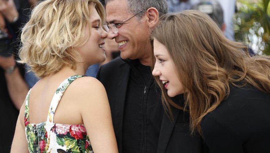 Abdellatif Kechiche entre Lea Seydoux et Adele Exarchopoulos le 23 mai 2013 à Cannes