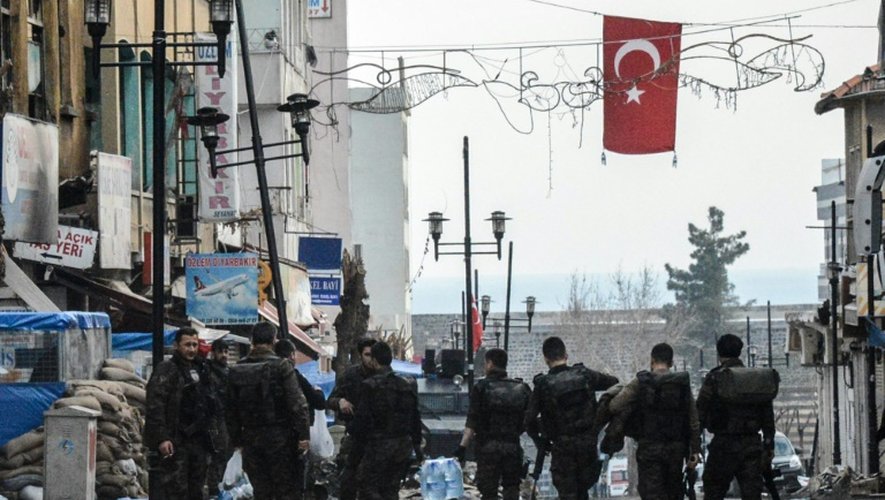 Des soldats turcs dans les rue de Diyarbakir, le chef-lieu du sud-est de la Turquie, le 26 février 2016