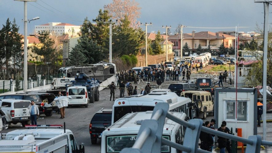 Les forces spéciales de la police turque sur les lieux de l'attentat à la voiture piégée à Diyarbakir, dans le sud-est de la Turquie, le 31 mars 2016