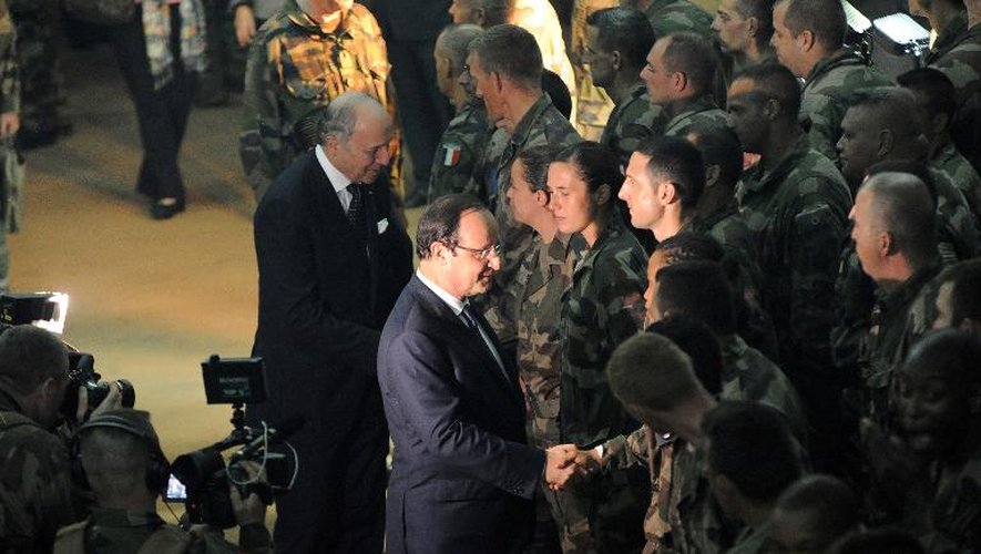 Le président François Hollande et le ministre des Affaires étrangères, Laurent Fabius, saluent les soldats français présents en Centrafrique, le 10 décembre 2013 à Bangui
